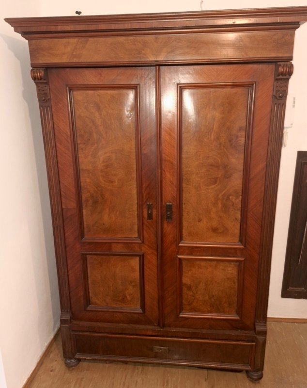 Antyczna, zabytkowa szafa z szufladą