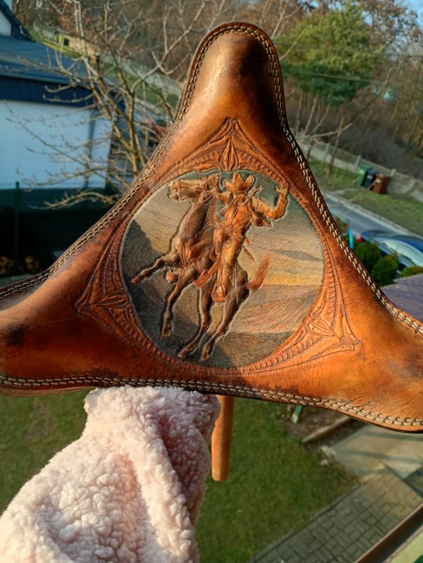 Taboret myśliwski Trójnóg