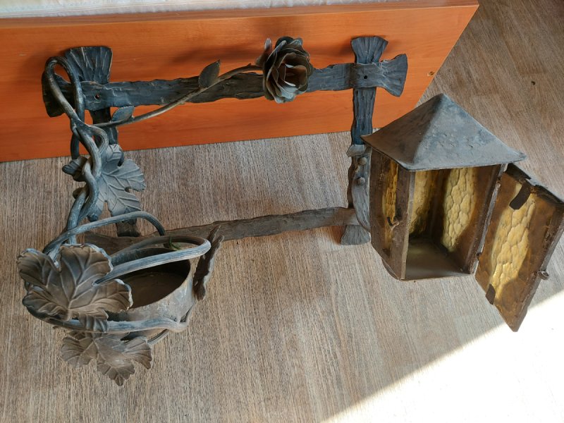 Ręcznie kuty kwietnik