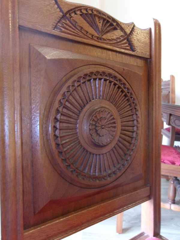 Antyczny bardzo bogato zdobiony stół. - 07