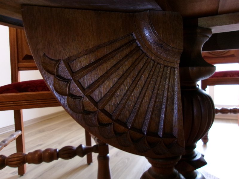 Misternie rzeźbiony antyczny stół i 6 krzeseł. - 03