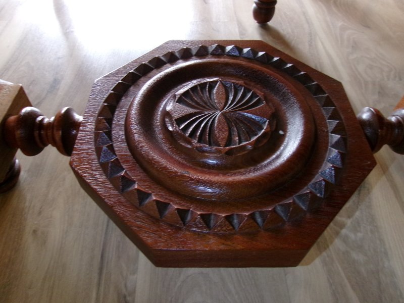 Misternie rzeźbiony antyczny stół i 6 krzeseł. - 04