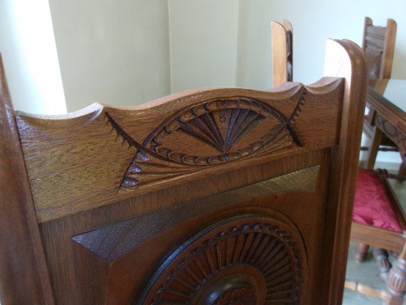 Misternie rzeźbiony antyczny stół i 6 krzeseł. - 08