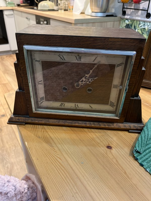 Zegary, meble, rzeźby, szable, pistolety