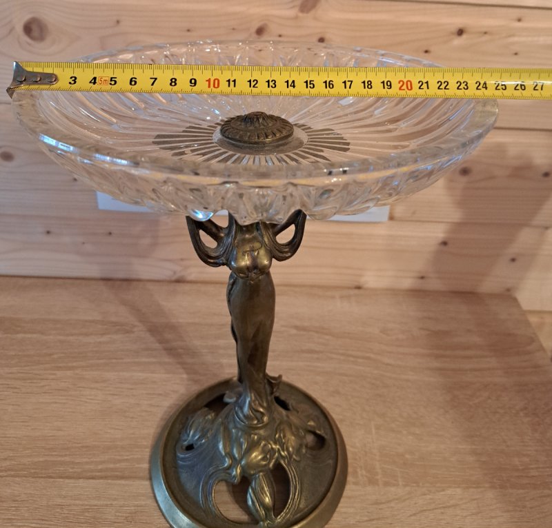 Kryształowa patera na mosiężnej figurze