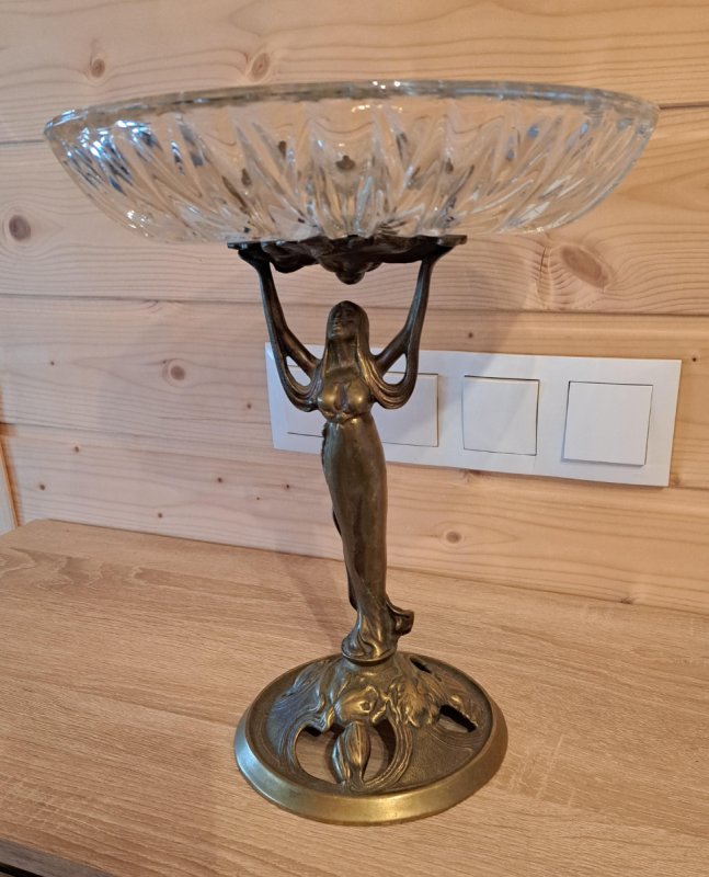 Kryształowa patera na mosiężnej figurze - 01 Kryształowa patera na mosiężnej figurze - 01