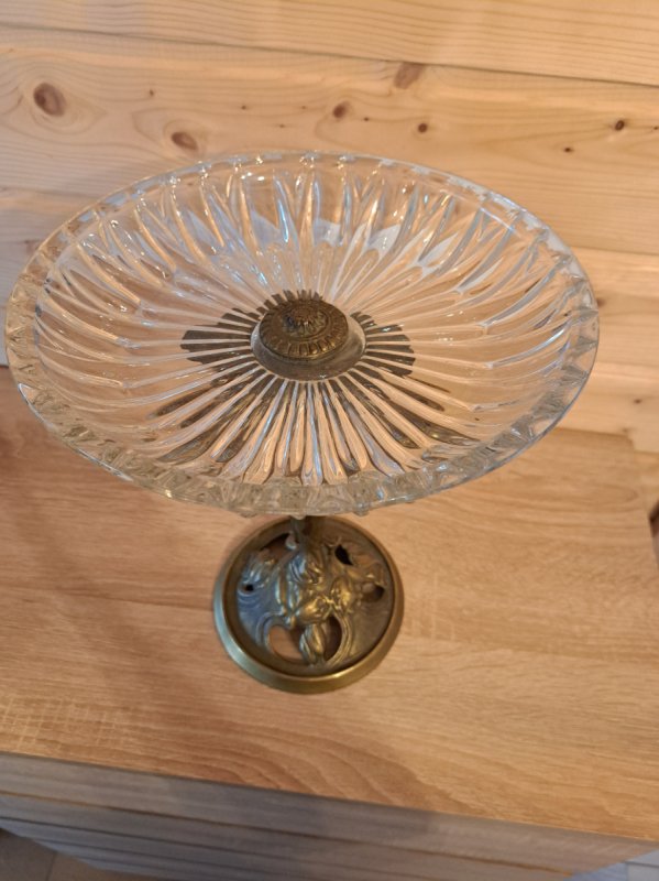 Kryształowa patera na mosiężnej figurze - 03 Kryształowa patera na mosiężnej figurze - 03