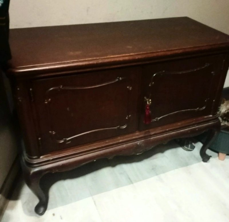 Komoda w stylu Ludwikowskim z lat 50 60 orzech