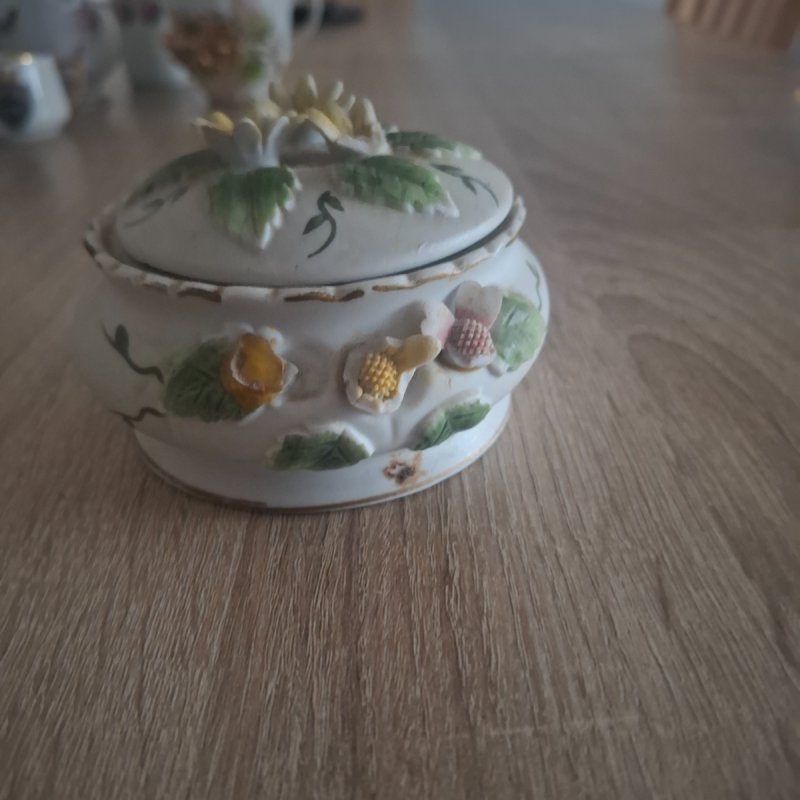 Kubki i filiżanki porcelanowe 1915 r. - 04